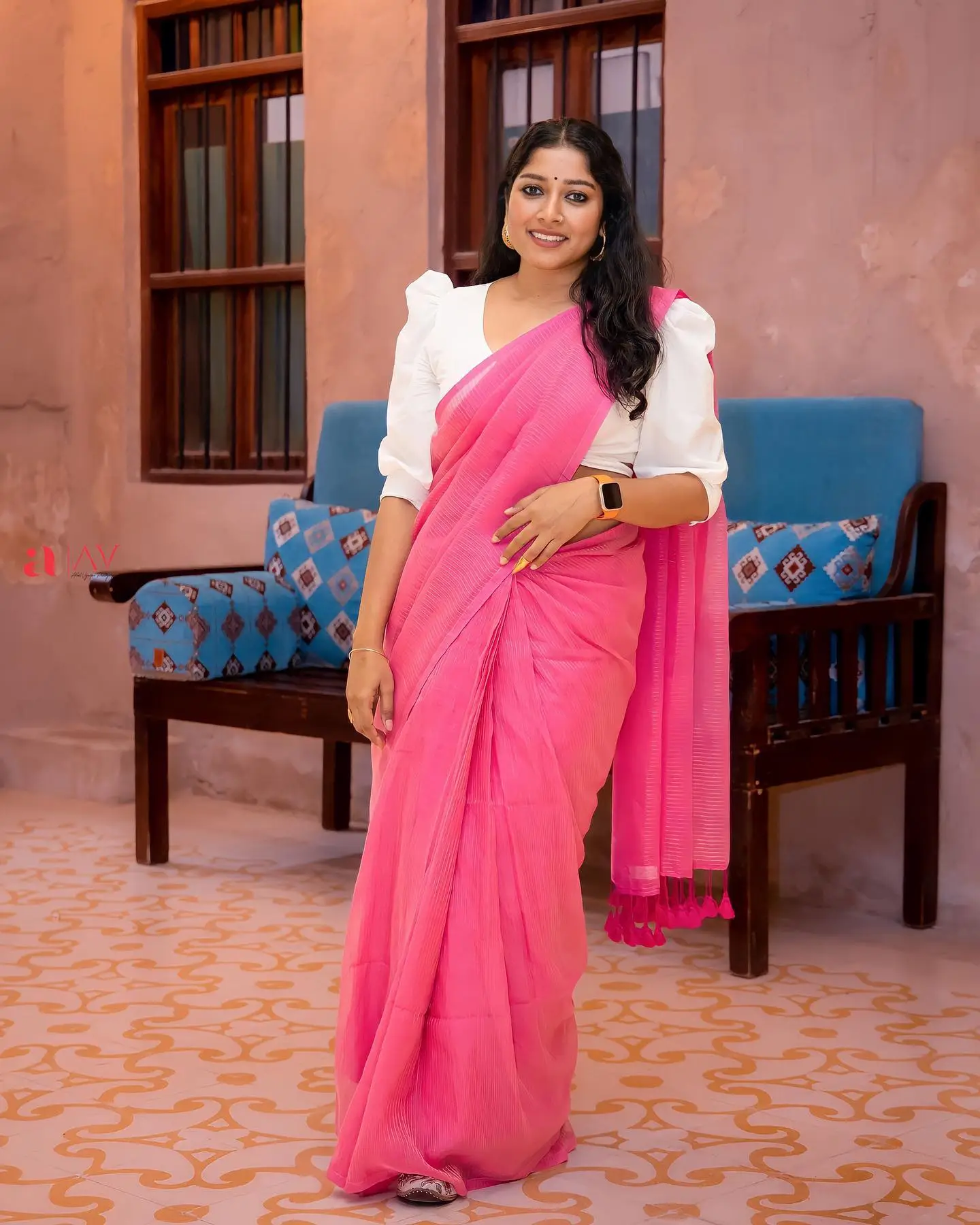 MALAYALAM ACTRESS ANUMOL IMAGES IN PINK SAREE